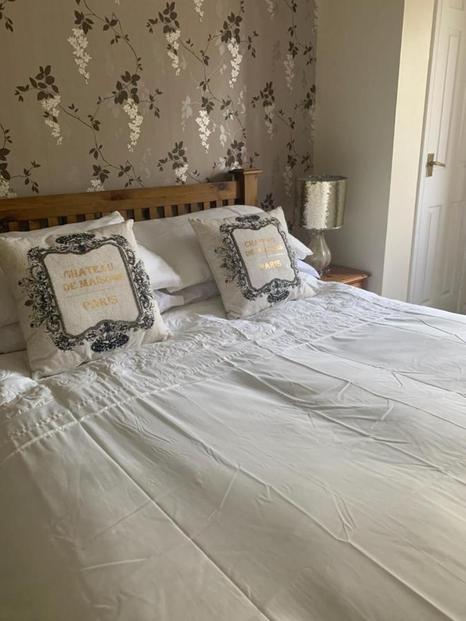 Hotel The Swan @ Stoford Exterior foto A bed with a duvet