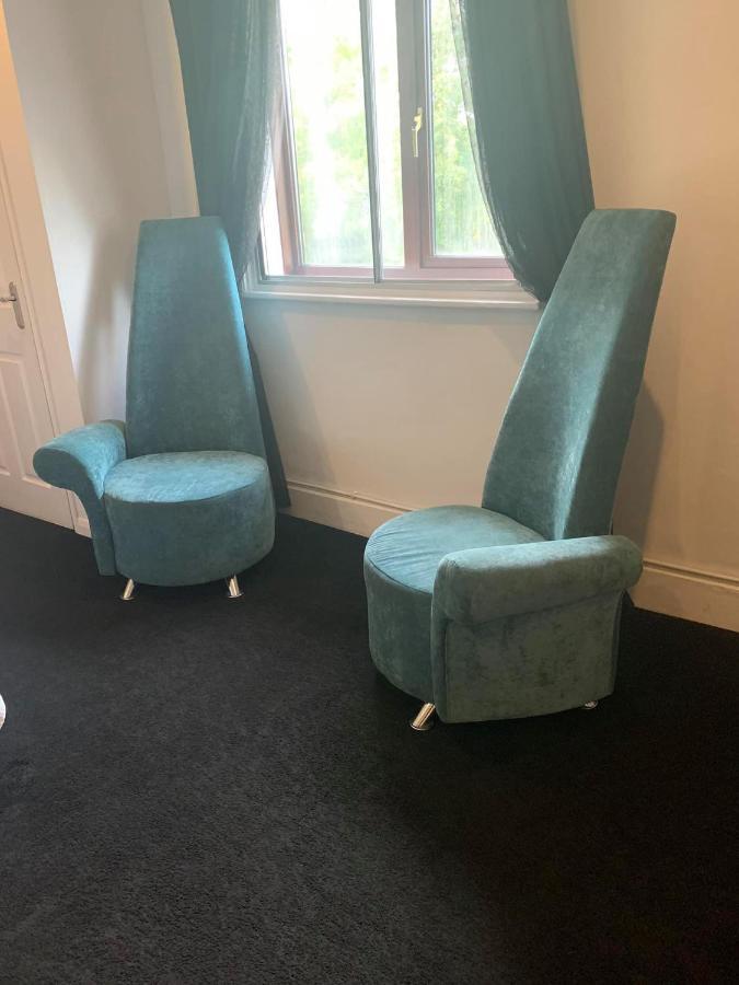 Hotel The Swan @ Stoford Exterior foto The original chairs at the BBC Television Centre