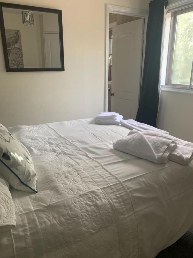 Hotel The Swan @ Stoford Exterior foto A bed with a duvet