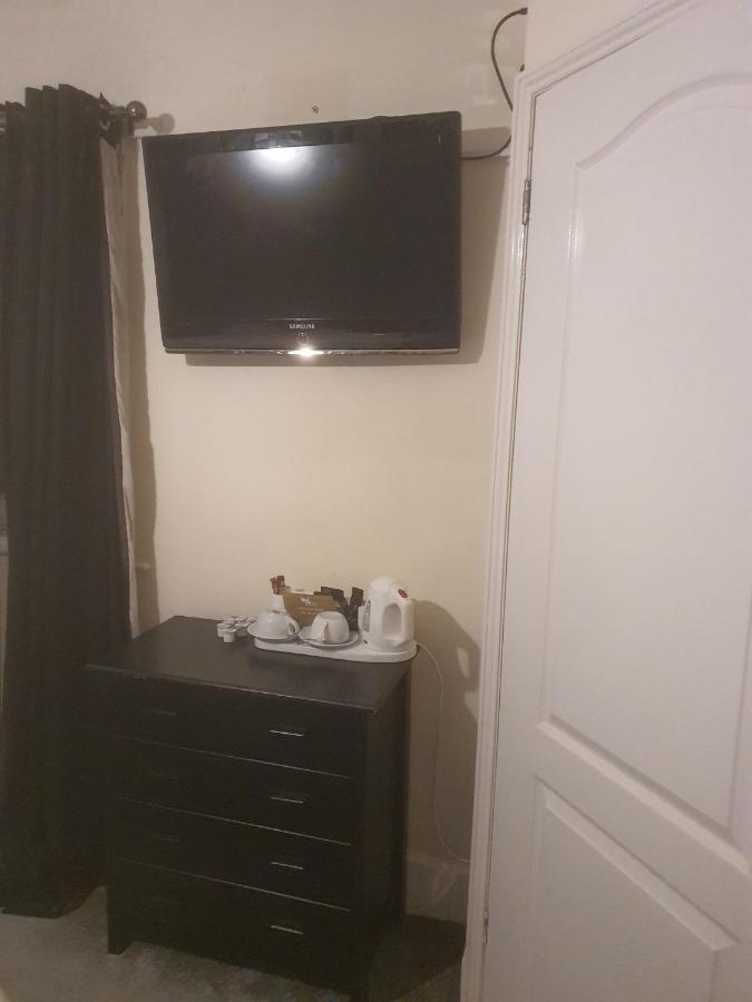 Hotel The Swan @ Stoford Exterior foto A television in a hotel room