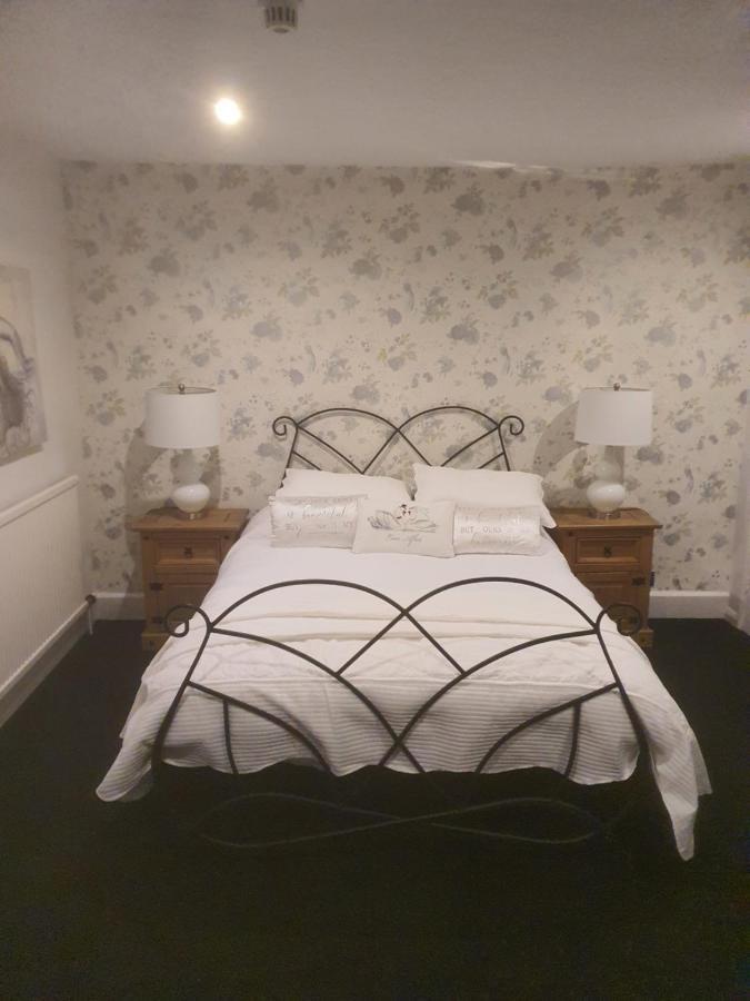 Hotel The Swan @ Stoford Exterior foto A bedroom at the hotel