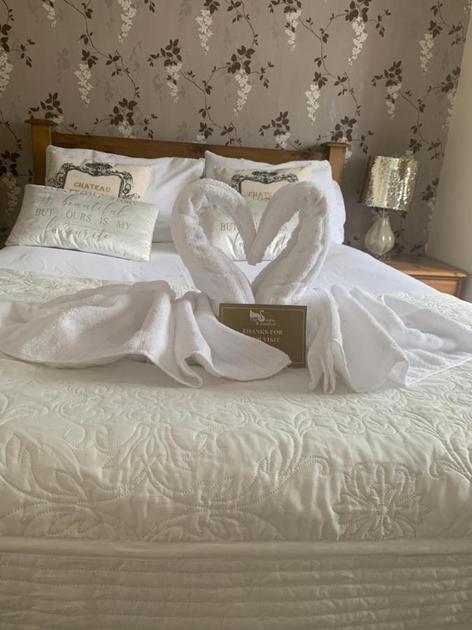 Hotel The Swan @ Stoford Exterior foto A bed at the hotel