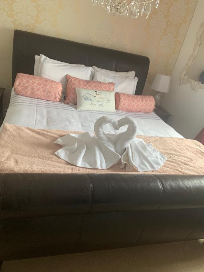 Hotel The Swan @ Stoford Exterior foto A bed with a heart shaped towel