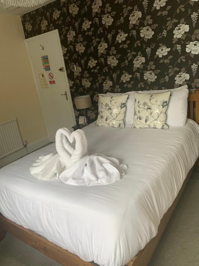 Hotel The Swan @ Stoford Exterior foto A bed with a towel swan