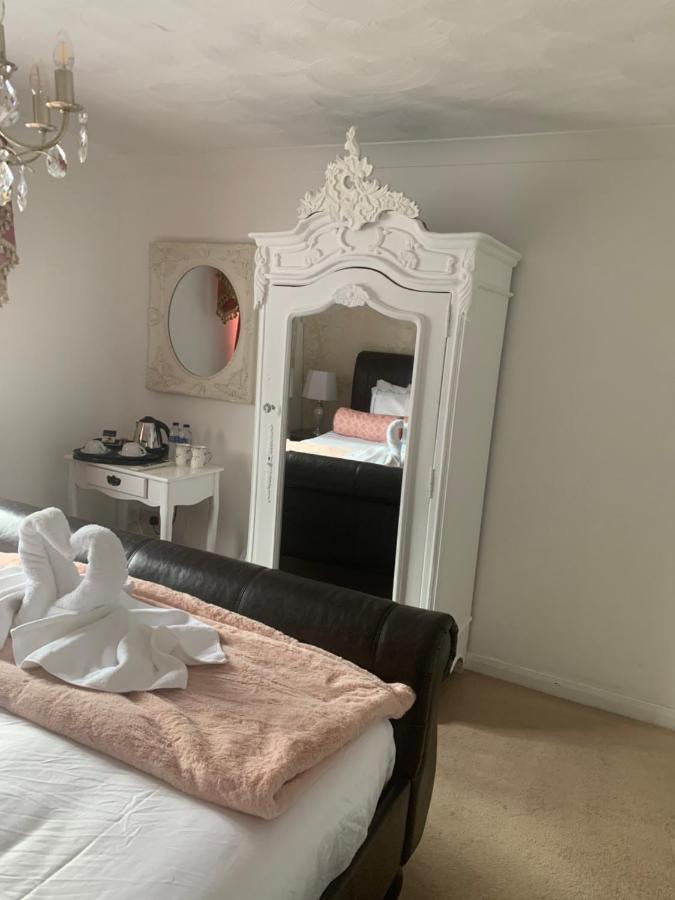 Hotel The Swan @ Stoford Exterior foto A mirrored armoire